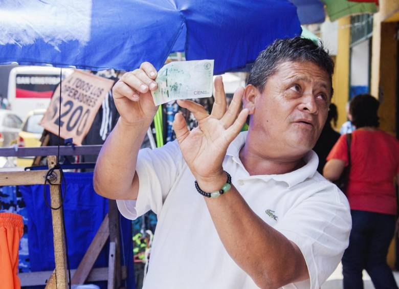 A muchos los sorprende el billete de 100 mil y, sin embargo, intentan cambiarlo para no quedarse sin la venta. Otros, aunque quisieran, no tienen cómo devolver. FOTO Mario Valencia