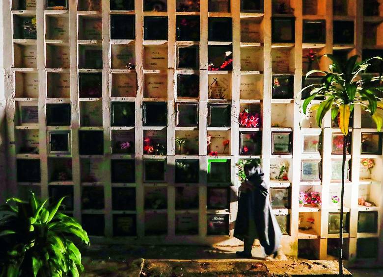 Animera visita el cementerio. FOTO ROBINSON SÁENZ