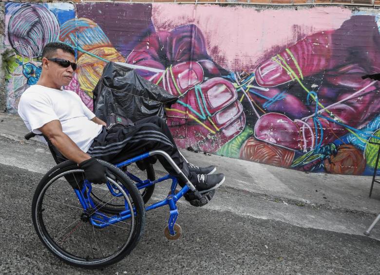 Der.: Rodrigo Marulanda y la gruta de María Auxiliadora en La Milagrosa. Izq.: Carlos Cuartas frente al mural de Villa Niza. Abajo: La cruz de Carmen Otilia, en memoria de su hijo. FOTOS robinson sáenz