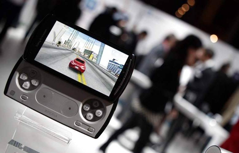 Reuters - El Xperia Play de Sony Ericsson es un smartphone que combina la tecnología Android para teléfonos inteligentes con la experiencia y calidad de los juegos de PlayStation. Este es el primer dispositivo en el mundo con certificación PlayStation.