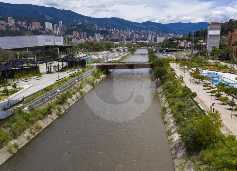 Por la falta de lluvias, el río Medellín presenta un caudal más bajo en estos días de cuarentena. FOTO MANUEL SALDARRIAGA