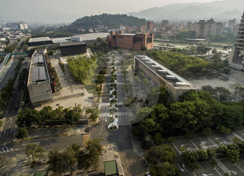La Alcaldía de Medellín dijo en junio que va a recuperar cerca de 24.000 mts2 de espacio público de la ciudad. FOTO andrés camilo sáenz