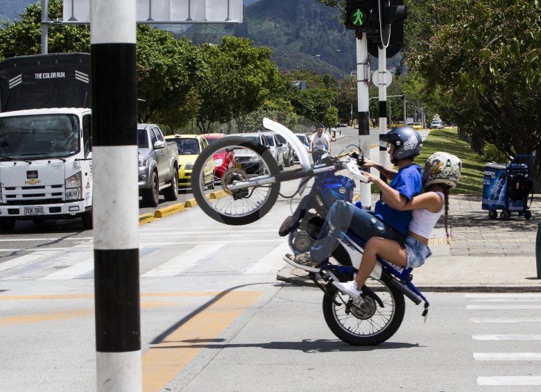Piques ilegales en moto vuelven a ser moda en Medellín