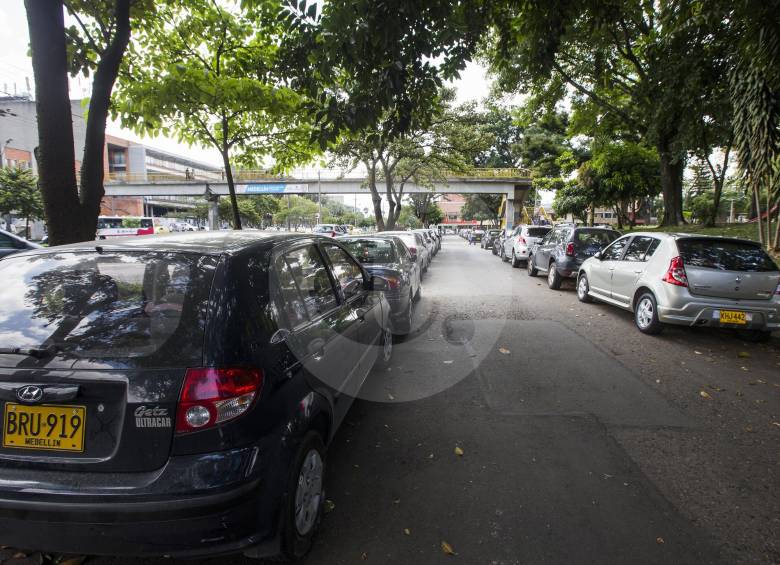 Los vehículos estacionados ocupan hasta dos terceras partes de algunas vías, como la avenida Guayabal. Los cicloparqueaderos ayudan a reducir este problema y ayer se entregó este en El Poblado. FOTOS JULIO CÉSAR HERRERA