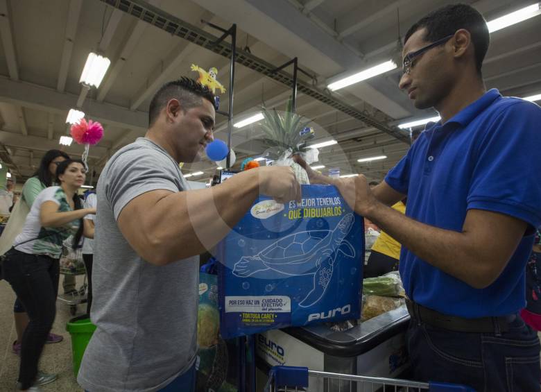 Los proveedores de bolsas reutilizables manifiestan que sus ventas se han disparado. De esta forma, se aumenta la oferta de precios, materiales y diseño de este producto. FOTO MANUEL SALDARRIAGA