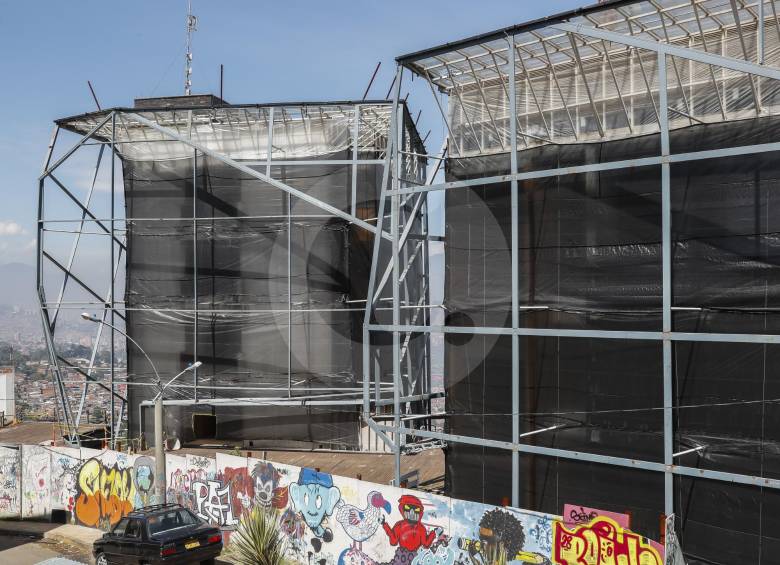 La biblioteca España fue cerrada en 2015 por fallas en su fachada, pero también registra problemas en la reconstrucción, según denuncias de la Alcaldía. FOTO Róbinson sáenz
