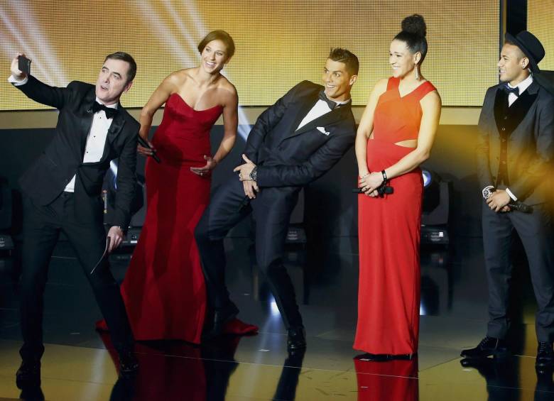 Un momento para el relax con Cristiano, Neymar, Carli Lloyd y Celia Sasic durante la gala del fútbol. FOTO Reuters