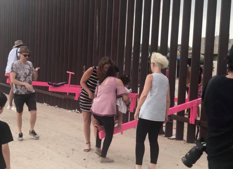 Sube y baja en la frontera entre Estados Unidos y México. FOTO: REUTERS