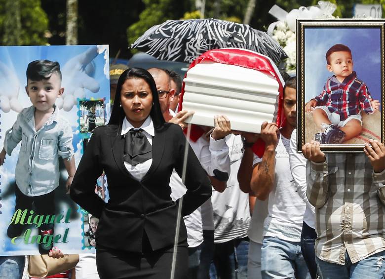 El sepelio de Miguel Ángel fue un acto concurrido en el que miles de personas expresaron su rechazo y pidieron justicia. La madre y el padrastro fueron condenados por el crimen. FOTO archivo