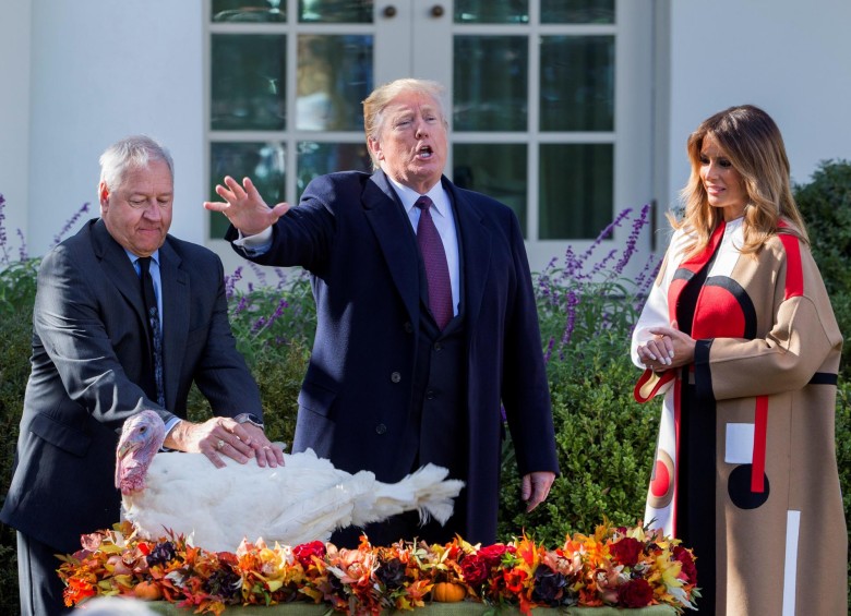 Trump recibe el árbol de Navidad y el pavo en la Casa Blanca