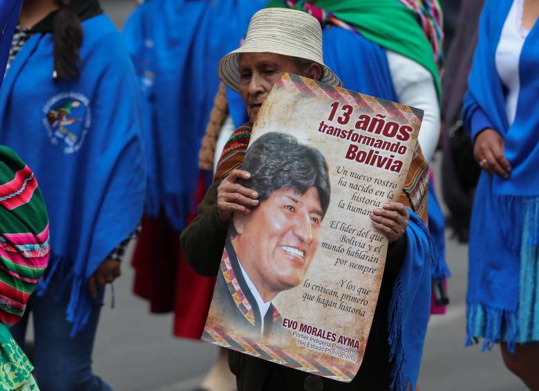Indígenas bolivianos participan en un desfile a favor del presidente Evo Morales, quien llegó a 13 años de gobierno. FOTO efe