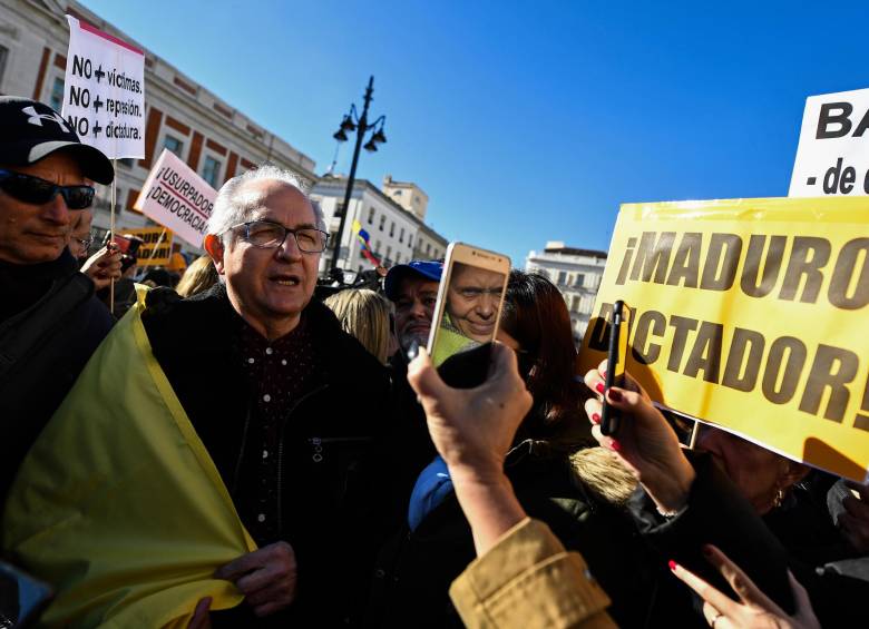 El opositor venezolano Antonio Ledezma durante una manifestación en Madrid contra el gobierno de Nicolás Maduro. FOTO afp