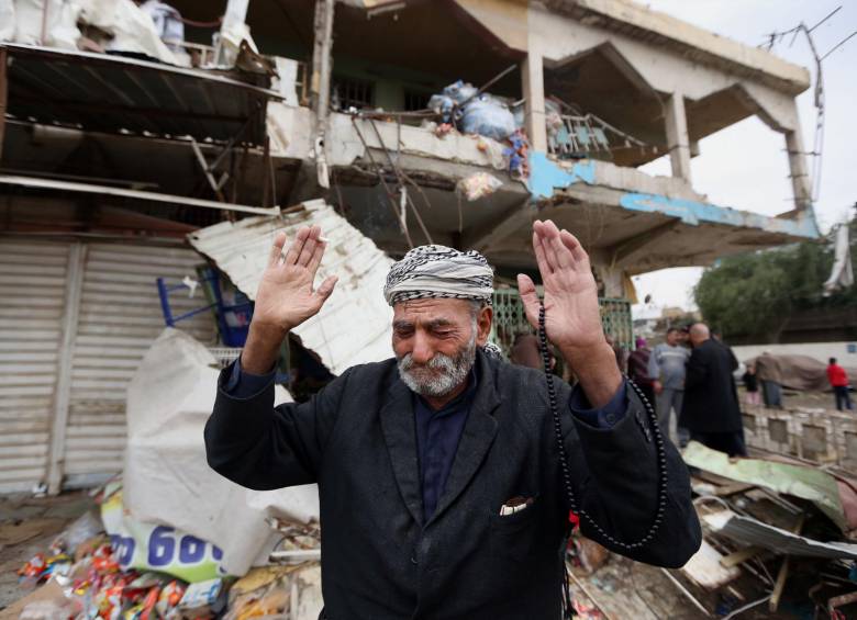 En esta imagen del 25 de noviembre, un hombre iraquí llora en el sitio donde ocurrió la explosión de un coche bomba, en un mercado lleno de gente en el barrio Shaab de Bagdad, que dejó decenas de muertos y heridos. FOTO AP