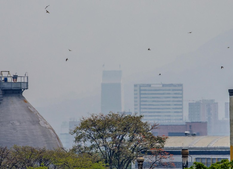 Imagen del jueves 27 de febrero de 2020 tomada desde Ayurá. Al fondo se alcanza a ver el centro de Medellín. Foto: Juan Antonio Sánchez