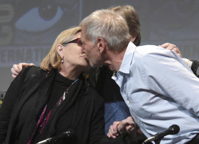 La actriz Carrie Fisher aseguró que tuvo un “intenso” romance con el actor Harrison Ford durante el rodaje de la primera película de “Star Wars”. FOTO AP