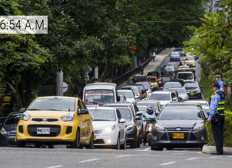 Imágenes de la intersección vial entre la calle 21 Sur y la Avenida El Poblado, en la frontera entre Medellín y Envigado, antes y durante la vigencia de la medida de pico y placa. FOTOS Julio C. Herrera.