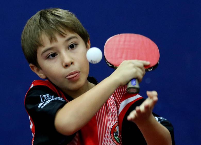 Sebastián Bedoya representa la nueva generación del tenis de mesa en Antioquia y su sueño es ser animador del Festival, que hoy continuará en el coliseo Rodrigo Pérez Castro. FOTO donaldo zuluaga
