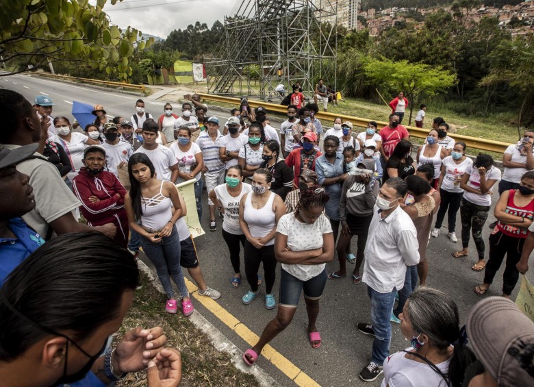 Familias en espera de más ayudas que prometió el Gobierno. Foto. Camilo Suarez