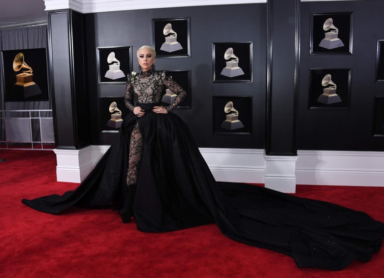 Lady Gaga, de negro y con larga cola. FOTO Reuters