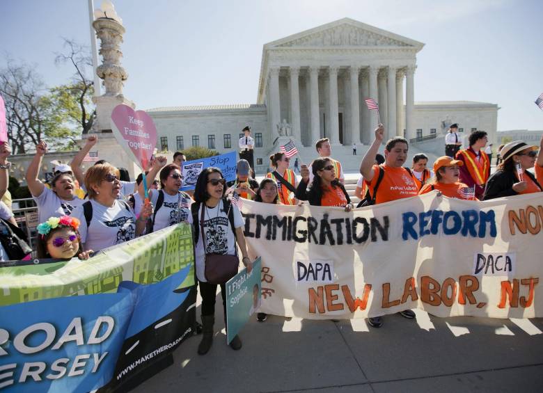 Decenas de líderes de las causas de los inmigrantes en Estados Unidos se manifestaron frente al Tribunal Supremo. FOTO AP
