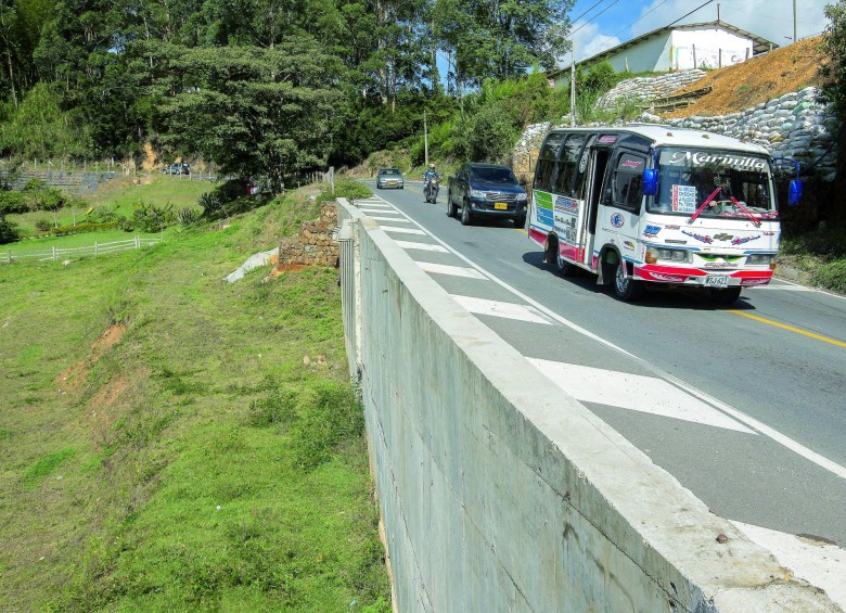 Una de las vías con mayor tráfico vehicular los fines de semana es Marinilla, El Peñol y Guatapé; sus calzadas se quedaron pequeñas. FOTO DONALDO ZULUAGA
