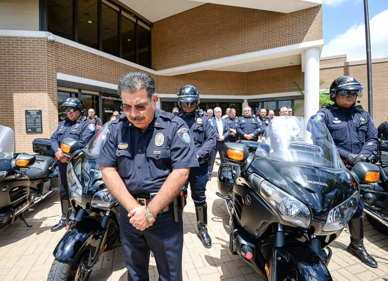 Miembros de la Policía de Dallas se mostraron conmovidos con la muerte el jueves en la noche de cinco de sus compañeros, que fueron impactados por un francotirador durante una marcha. FOTO AP