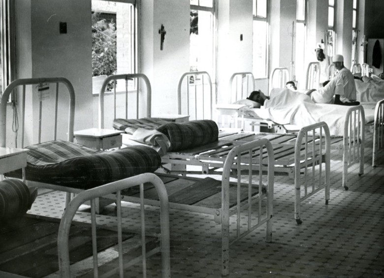 Ante la ausencia de registros fotográficos de la época en Medellín, recurrimos a esta imagen de referencia del Hospital Universitario San Vicente en los 70. FOTO Pedro Nel Ospina - Archivo El Colombiano
