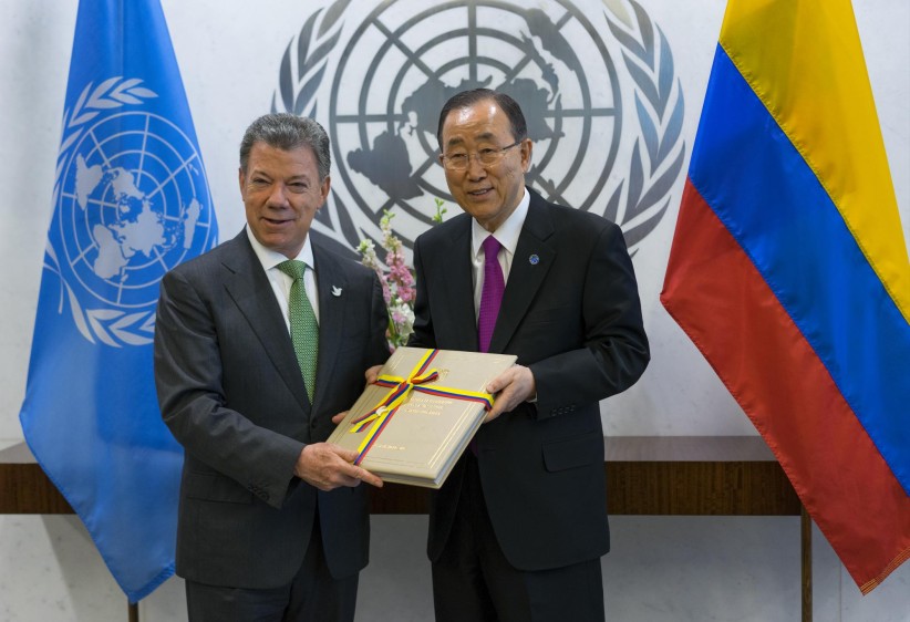 El presidente Juan Manuel Santos le entregó el texto de los acuerdos con las Farc, al secretario general de la ONU, Ban Ki-Moo. FOTO AP