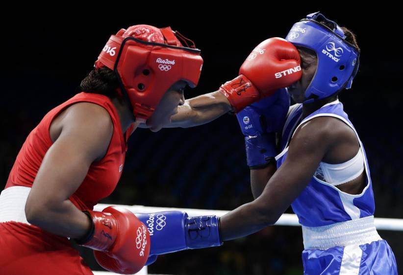 Vestida de rojo, la boxeadora caucana Ingrit Valencia compitió contra la pugilista centroafricana Judith Mboudgnade. FOTO AP