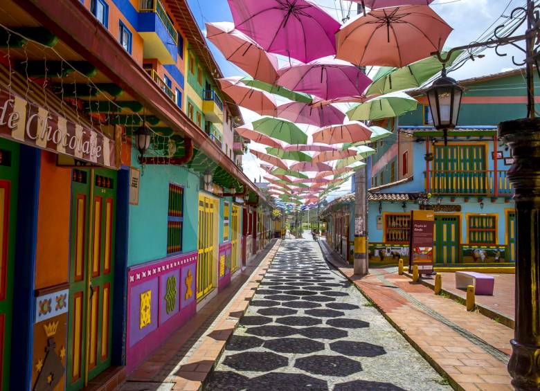 Las postales que ofrece el casco urbano de Guatapé (Oriente) esperan para cuando puedan volver a ser visitadas por nacionales y extranjeros. Allí han cerrado bares y restaurantes. FOTO JUAN A. SÁNCHEZ