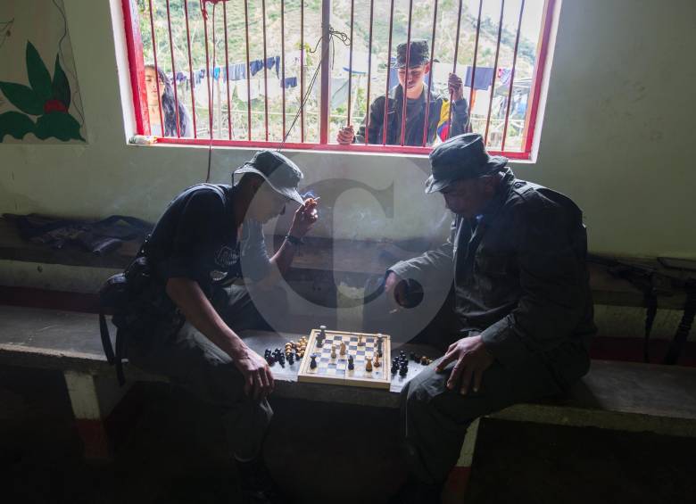 Los guerrilleros esperan su traslado a la zona veredal en Santa Lucía. 