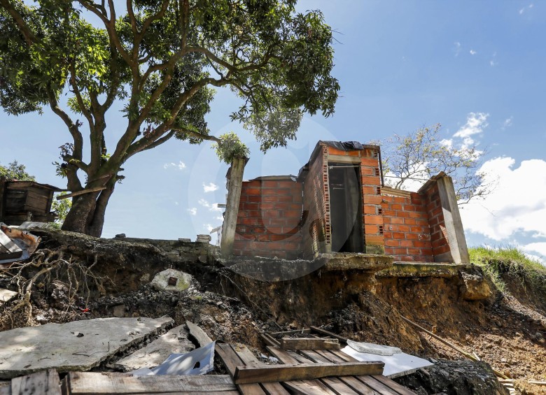 Las casas que bordean al río cayeron al abismo. El área afectada en la vereda supera las 40 hectáreas. FOTO jaime pérez munévar.