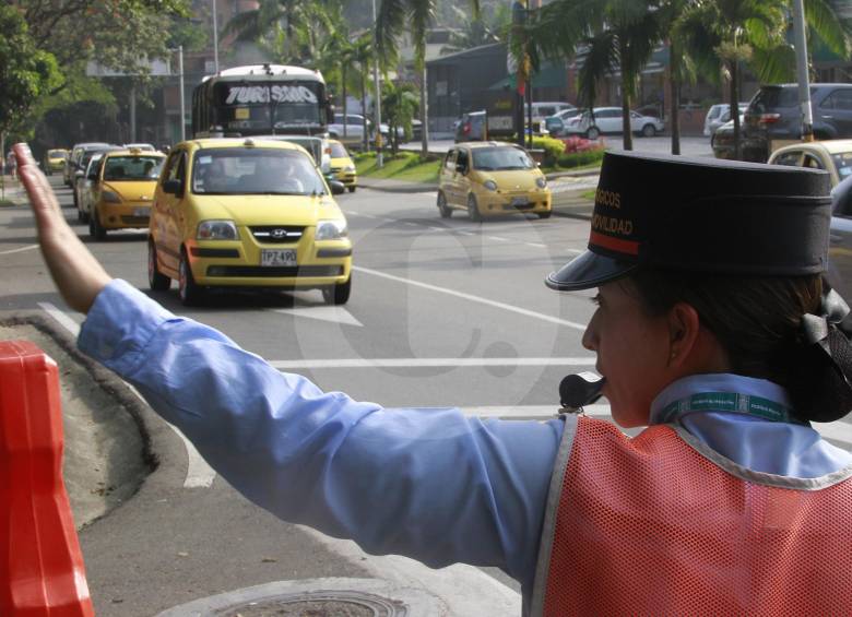 La Secretaría de Movilidad de Medellín cuenta con 100 agentes de tránsito para atender cerca de 100 choques diariamente. A cada uno de los casos llegan en 15 minutos. FOTO Róbinson Sáenz