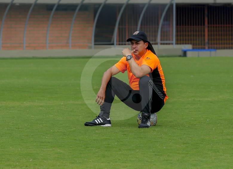 El técnico Juan Carlos Sánchez lucha por sacar adelante al Envigado, que no ha podido levantar vuelo. FOTO Juan A. Sánchez