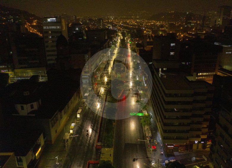 La avenida Oriental, la arteria que cruza el centro de sur a norte, no tiene su brillo habitual durante las noches. FOTO Sebastián Carvajal