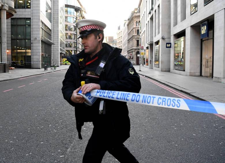 Las fuerzas de seguridad investigan los detalles del suceso y las motivaciones del ataque en el puente de Londres. FOTO EFE