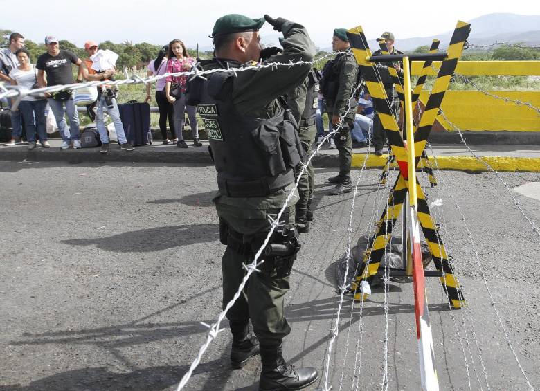 La frontera con Colombia por el estado de Táchira, en Venezuela, fue reabierta este lunes para facilitar el paso de estudiantes que reanudaron sus clases en Colombia. FOTO ARCHIVO