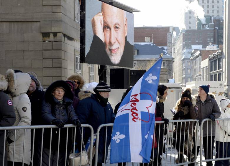 Cientos de personas llegaron a la basílica para despedir a René Angélil. FOTO AP