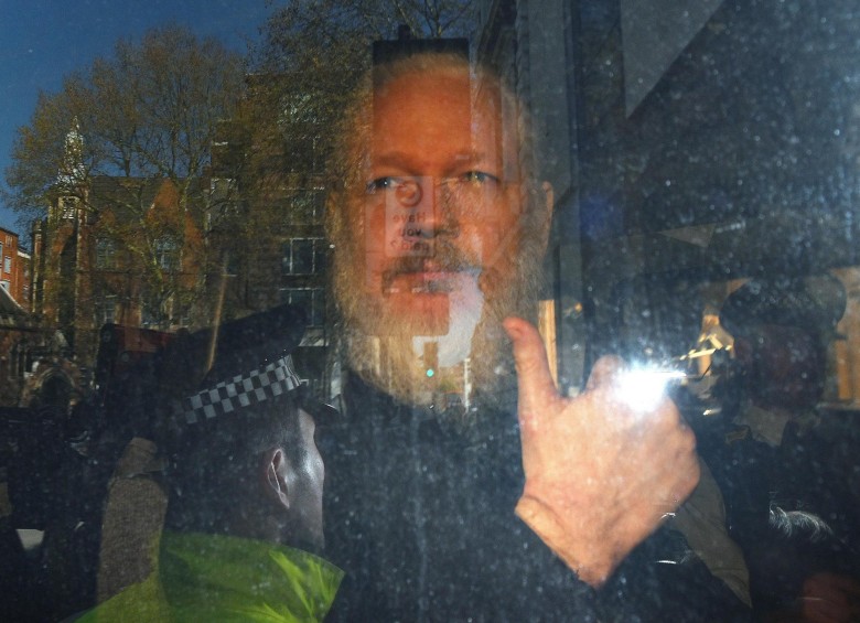 Julian Assange luego de ser capturado este jueves en Londres. FOTO EFE