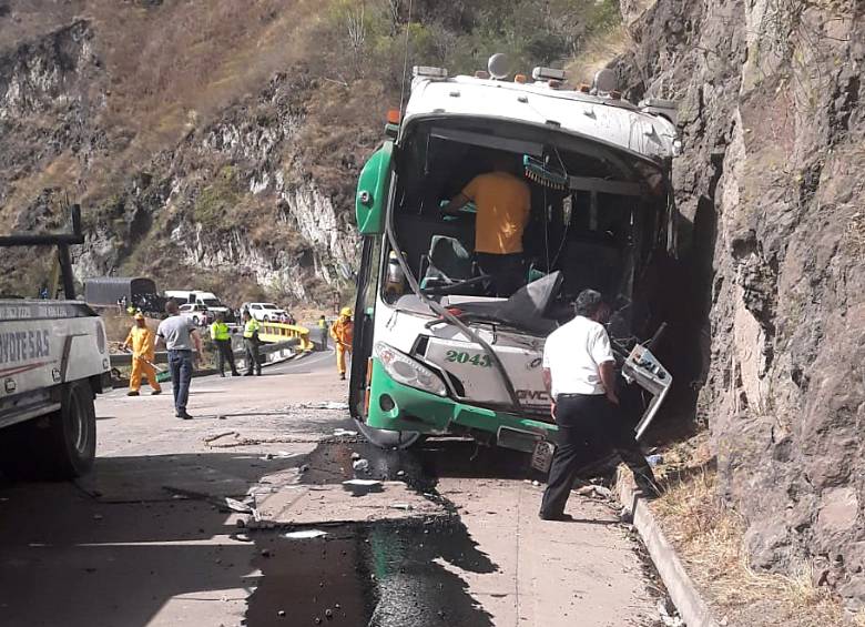 Un aparatoso accidente de tránsito ocurrió en el kilómetro 43 de la vía que de Pasto, conduce a Mojarras en el departamento del Cauca. Una persona falleció y cinco más resultaron heridas. Foto: Colprensa