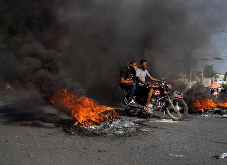 Las protestas iniciaron el pasado 16 de septiembre por la escasez de combustibe, generada en parte por el bloqueo de Estados Unidos al petróleo venezolano. FOTO EFE