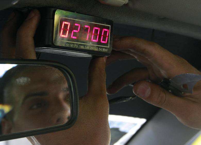 Según el Código Nacional de Tránsito Terrestre, un taxi es un vehículo destinado al servicio público individual de pasajeros y se identifican por el color amarillo de su carrocería. FOTO el colombiano