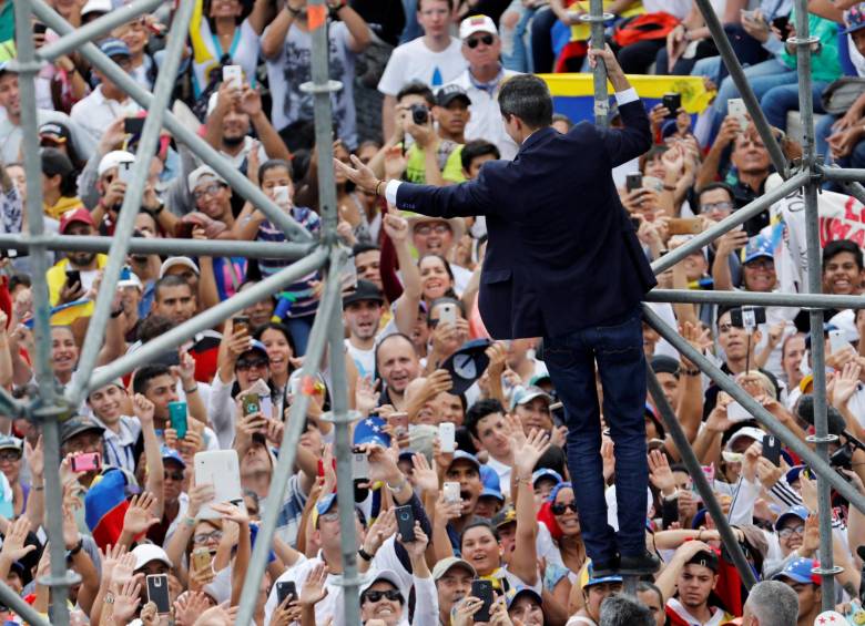Juan Guaidó, presidente interino de Venezuela, pronunció un discurso en la Plaza Alfredo Sadel en el que ratificó su compromiso con la transición democrática de su país. FOTO reuters
