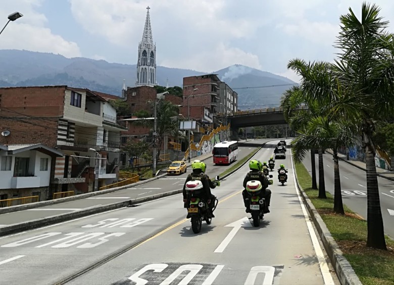 Patrullaje de la Policía por las calles de Medellín. FOTO MANUEL SALDARRIAGA