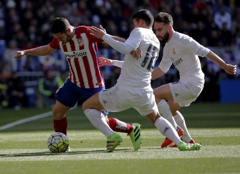 El jugador colombiano James Rodríguez salió abucheado del partido que disputó el Real Madrid ante el Atlético de Madrid, en un derby que quedó 0-1 perdiendo el conjunto merengue. FOTO AFP