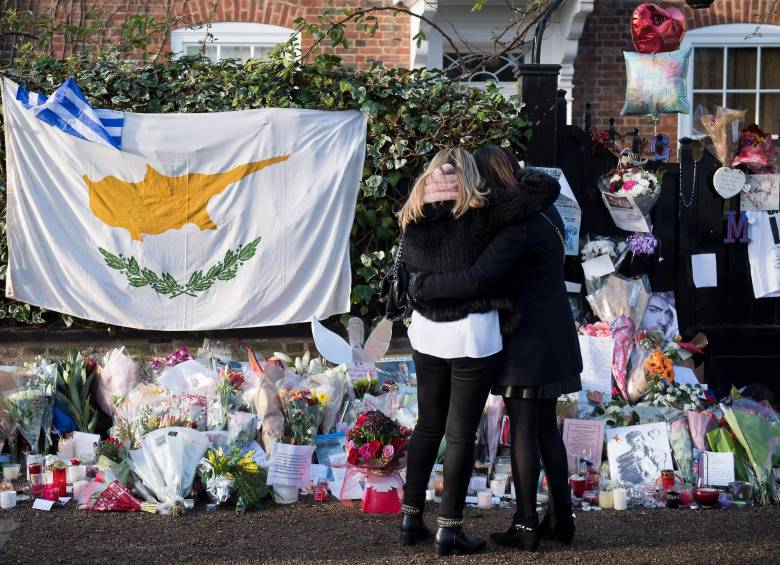 Afuera de la casa de George Michael, los fanáticos lloran su muerte. FOTO AFP