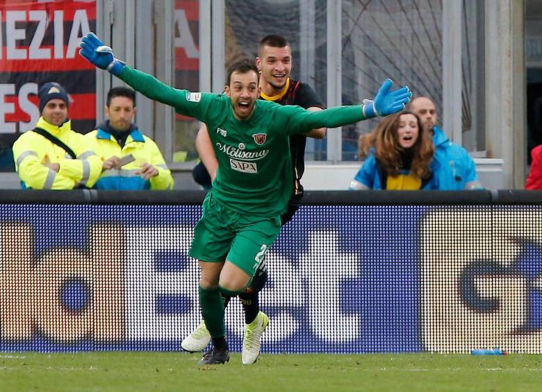 El portero de Benevento celebra el gol que anotó en el minuto 95. FOTO EFE