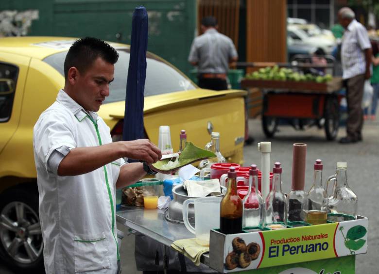 El peruano José Adán pone a remojar en agua las hojas de penca durante la noche, para que al día siguiente, en su trabajo, suelte el cristal más fácilmente. FOTO MANUEL SALDARRIAGA