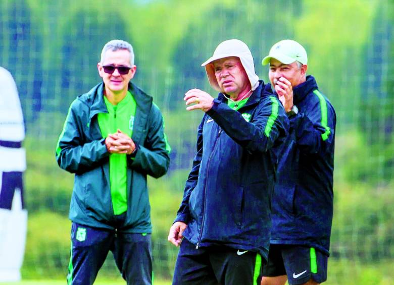 Hernán Darío Herrera (centro), León Fernando Villa y René Rúa, hombres con amplia trayectoria en las divisiones menores de Nacional que hoy aportan en el equipo profesional. FOTO Juan a. Sánchez