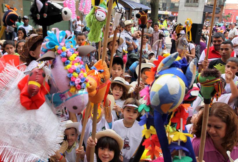 La Cabalgata infantil ya cumple 16 años de llevar a los pequeños a montar en sus potros de palo. FOTO archivo